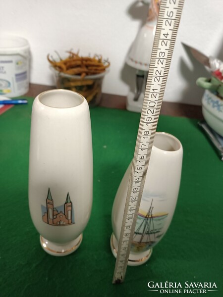 Városképes kis vázák porcelán emléktárgyak