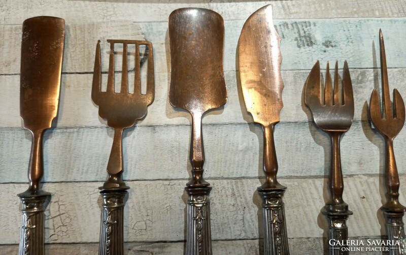 Silver-handled cutlery set