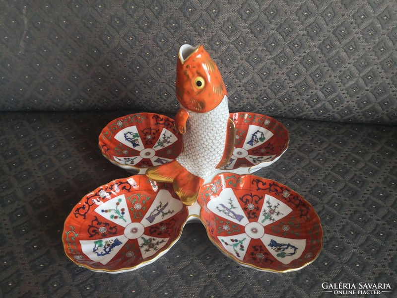 A very rare Herend Gödöllő pattern centerpiece with 4 shells, with a fish vase in the middle