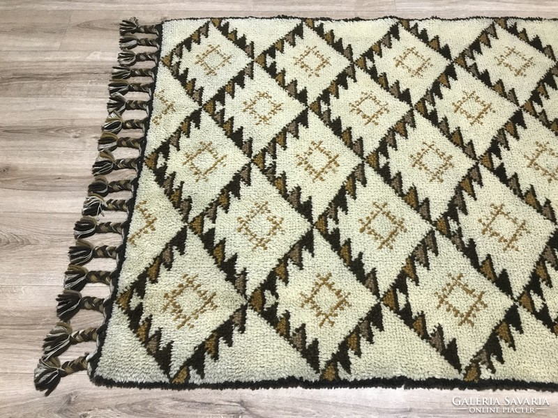 Vastag kézi csomózású gyapjú szőnyeg, 116 x 214 cm
