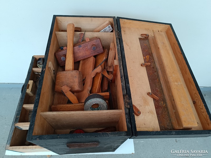 Antique carpentry tool tool box 605 8360