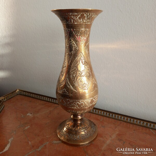 Arab vésett díszítésű réz váza