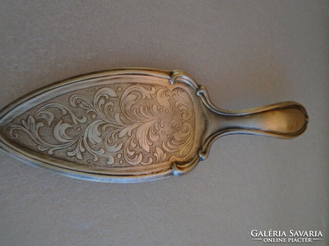 Antique secis cake shovel in polished condition, weight 64 grams with very nicely glazed lap part