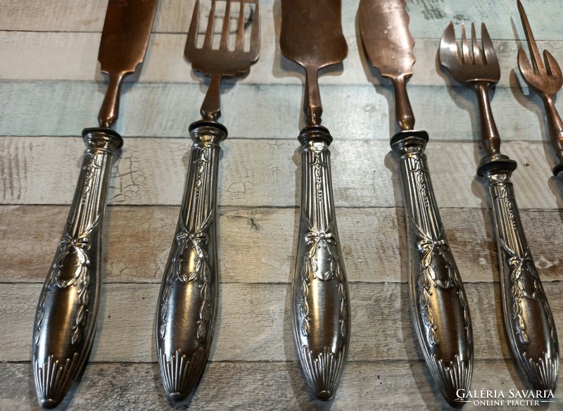 Silver-handled cutlery set