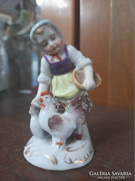 Német,Germany Ludwigsburg XIX.Század Baromfit Etető Kislány Porcelán Figura.7 cm.