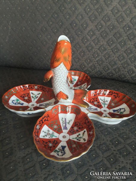 A very rare Herend Gödöllő pattern centerpiece with 4 shells, with a fish vase in the middle