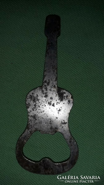 Régi fém gitár alakú sörnyitó, palack bontó nemcsak rock zenészeknek 10 cm a képek szerint