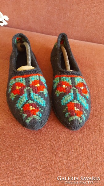 Old/new wool tutsi pattern crocheted mammoth slippers
