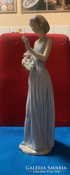 Beautiful large porcelain sculpture 