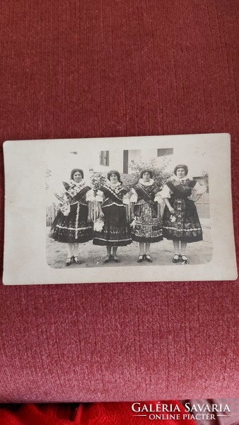 Antik fotográfia népviseletbe öltözött asszonyok képeslap postatiszta
