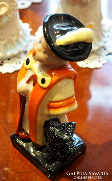 Ceramic figure with hops
