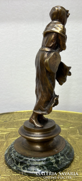 Nő mandolinnal, - Dominique Alonzo száz éves bronz szobra