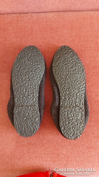Old/new wool tutsi pattern crocheted mammoth slippers