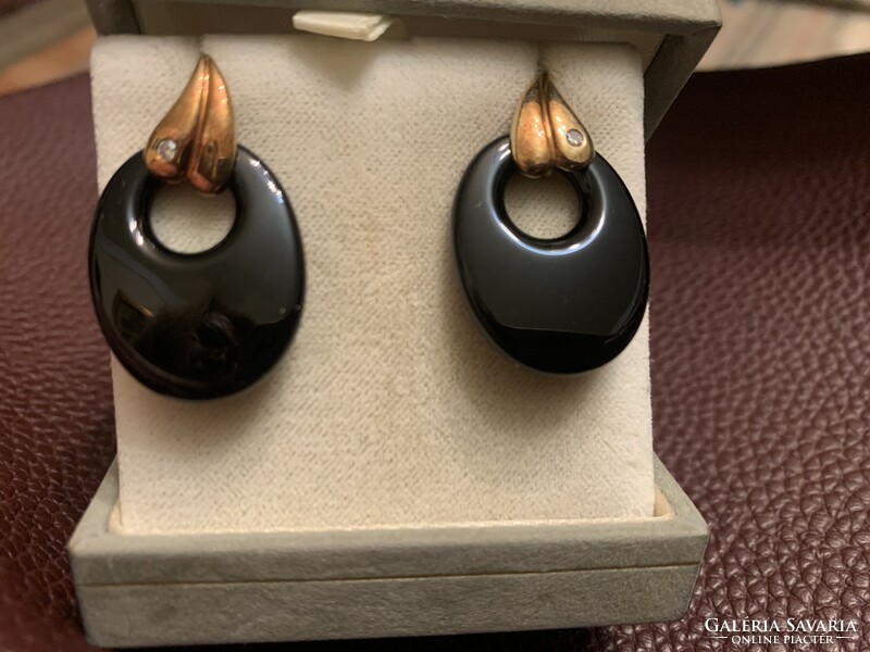 Art deco gold earrings with diamonds and onyx
