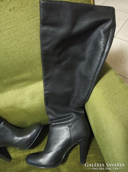 Black women's boots with long legs