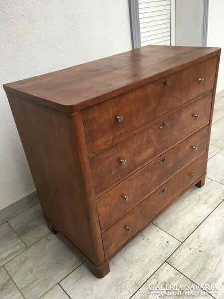 4-Drawer chest of drawers.