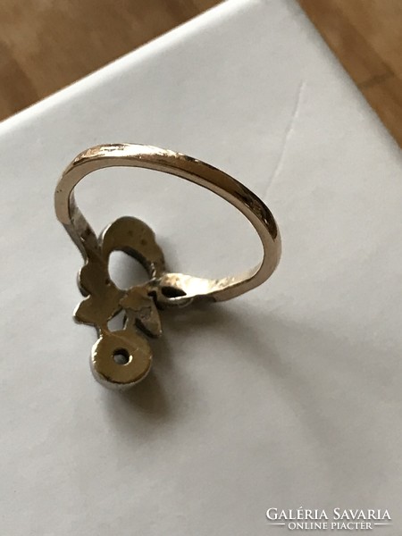 Art Nouveau gold ring with leaf buds