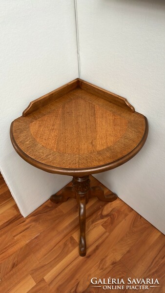 Antique style corner table