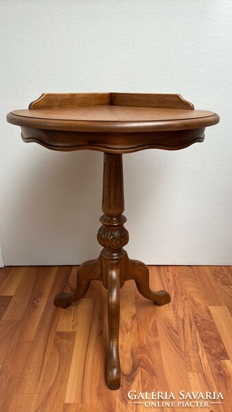 Antique style corner table