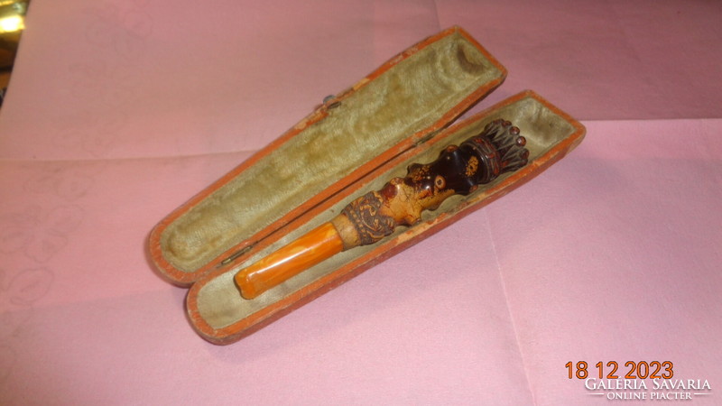 Antik faragott szipka , eredeti dobozában  , 11 cm  , borostyán  véggel