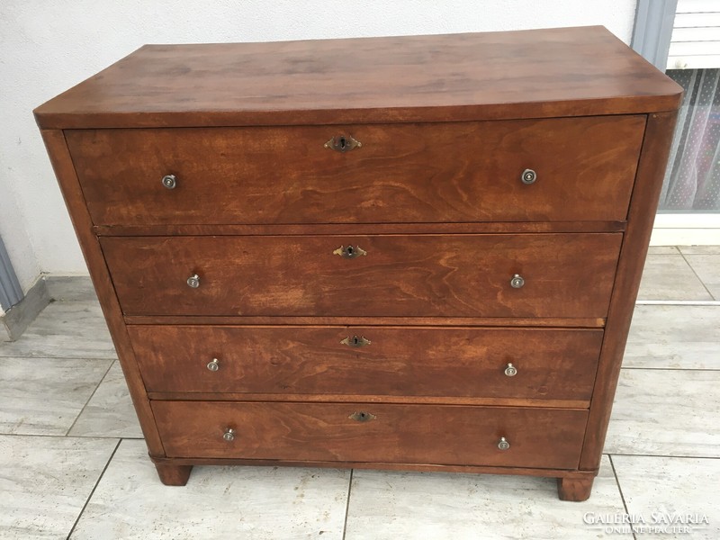 4-Drawer chest of drawers.