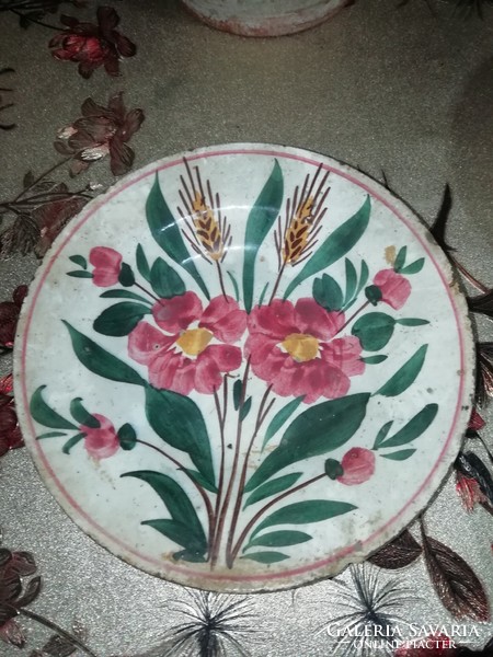 200 from a folk plate collection. It is in the condition shown in the pictures