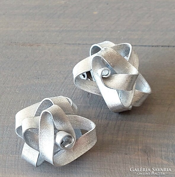 Rose earrings made of aluminum