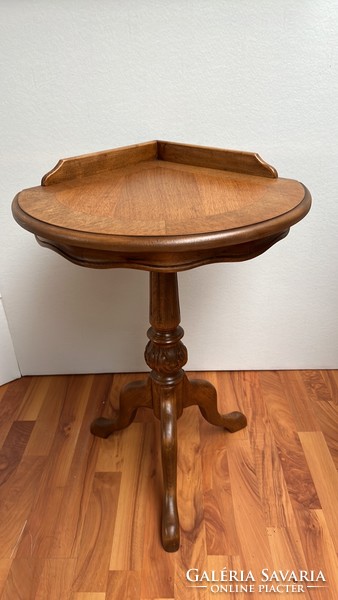 Antique style corner table