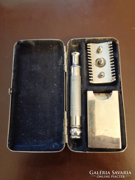 Old collectible razor