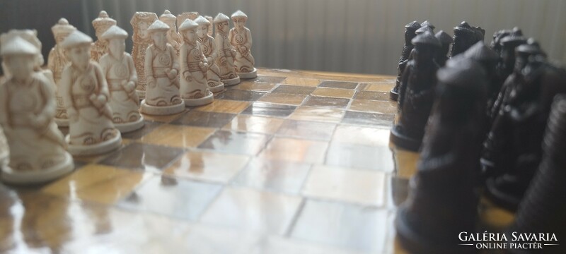 Leárazás!!  Kínai figurás sakk készlet kisméretű fiókos asztalon.