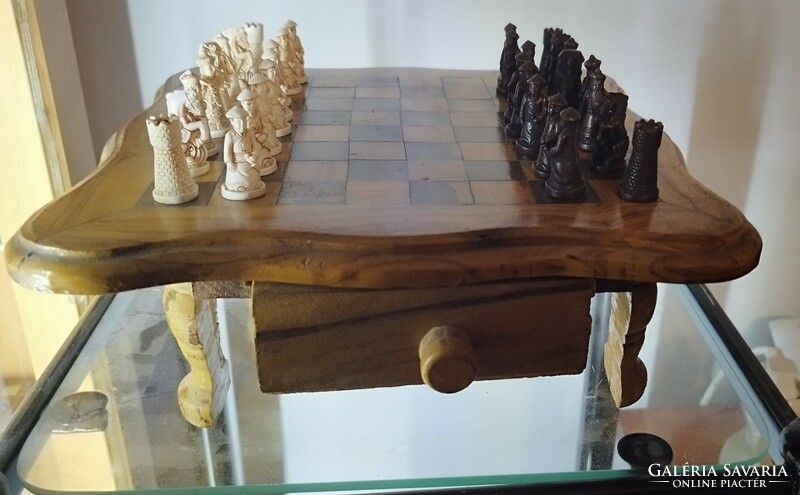 Leárazás!!  Kínai figurás sakk készlet kisméretű fiókos asztalon.