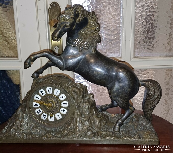 Ló szobor bronz  asztali óra Kandalló óra.Nagy mèretű.