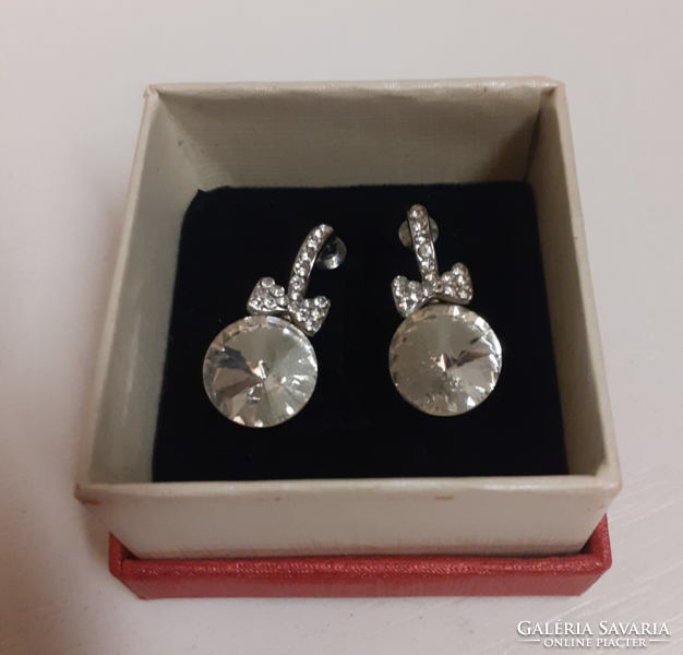 Beautiful new condition silver plated stud earrings set with sparkling polished stones in box.