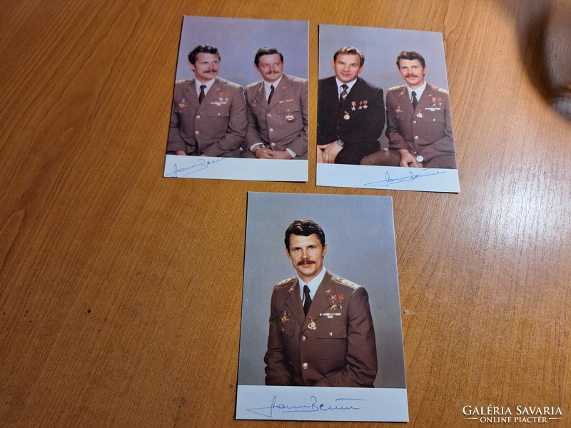 Color photos of Bertalan Farkas (3 pieces) and a calendar, all signed. HUF 159,000