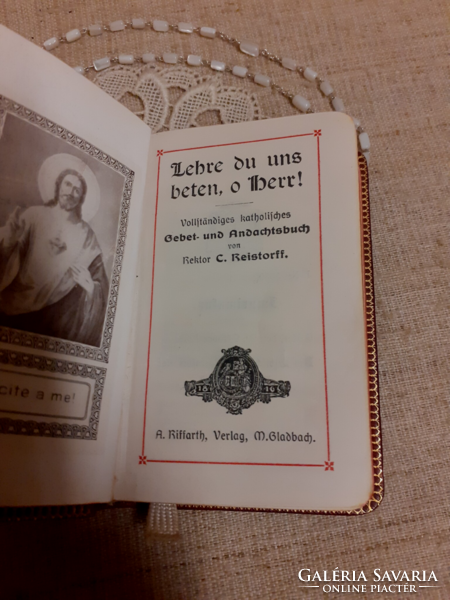 Régi német nyelvű bőr kötésű aranyozott lapszélű imakönyv gyöngyház rózsafüzér csipke terítőn egyben