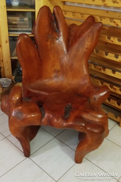 Egy fából, rönkből faragott extra szék, fotel