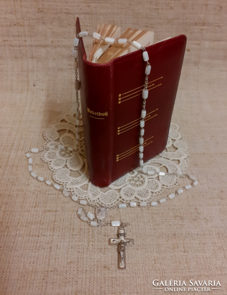 Régi német nyelvű bőr kötésű aranyozott lapszélű imakönyv gyöngyház rózsafüzér csipke terítőn egyben