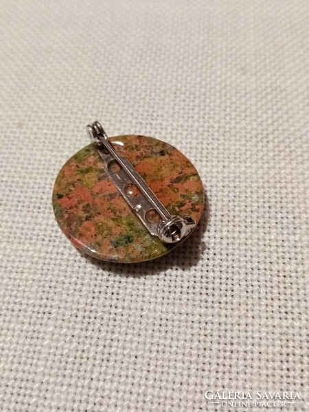 Új színes féldrágakő - unakit -  ásvány bross / kitűző   2,5 cm