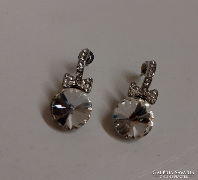 Beautiful new condition silver plated stud earrings set with sparkling polished stones in box.