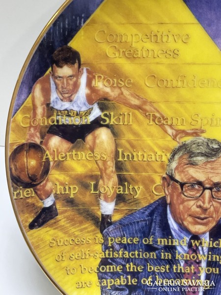 John Wooden dísztányér