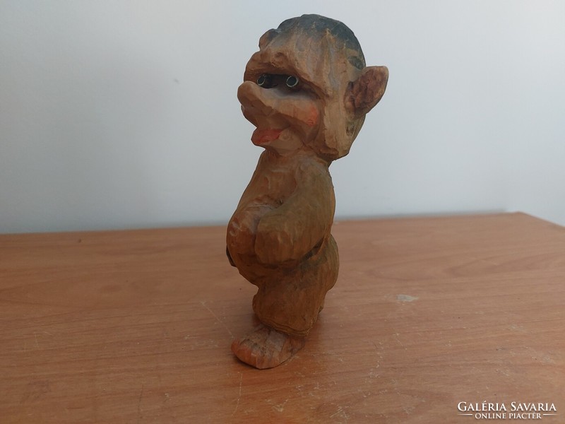 Aranyos kis fából faragott szobor kobold cca 13,5 cm