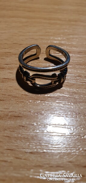 Ezüst gyűrű övcsatot formáló 925-ös