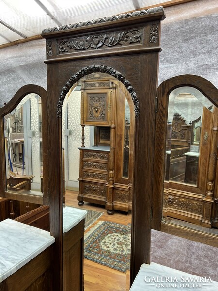 Antik faragott tölgyfából készült előszobai tükör márványlapos szekrényekkel