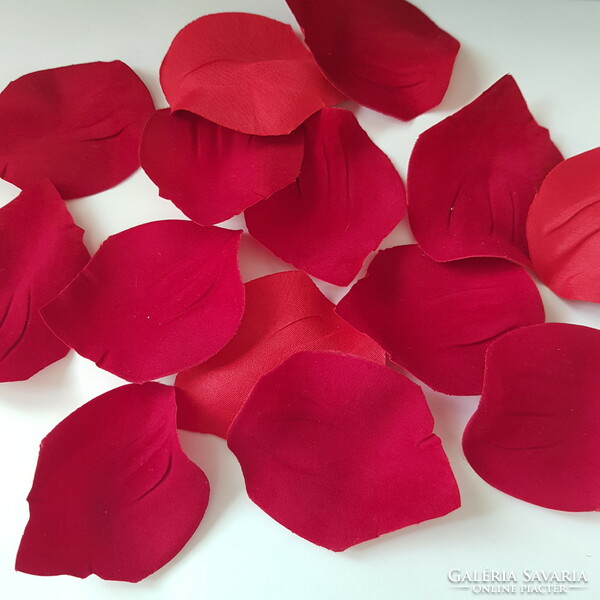 87pcs exclusive, velvet-covered deep red rose petals, large flower petal package