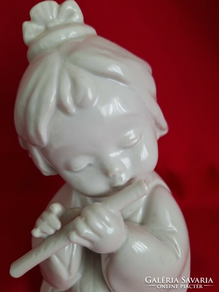 Art deco, fehér porcelán fuvolázó lányka szobor