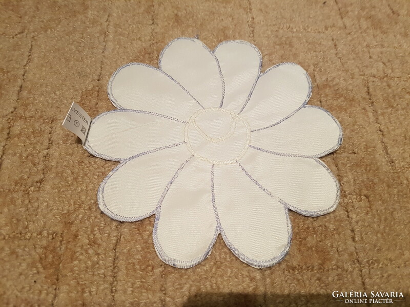 Small tablecloth flower shape