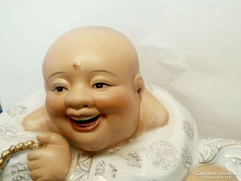 Óriás fekvő, kacagó Buddha Kínából, dúsan aranyozva, nyitott szájjal