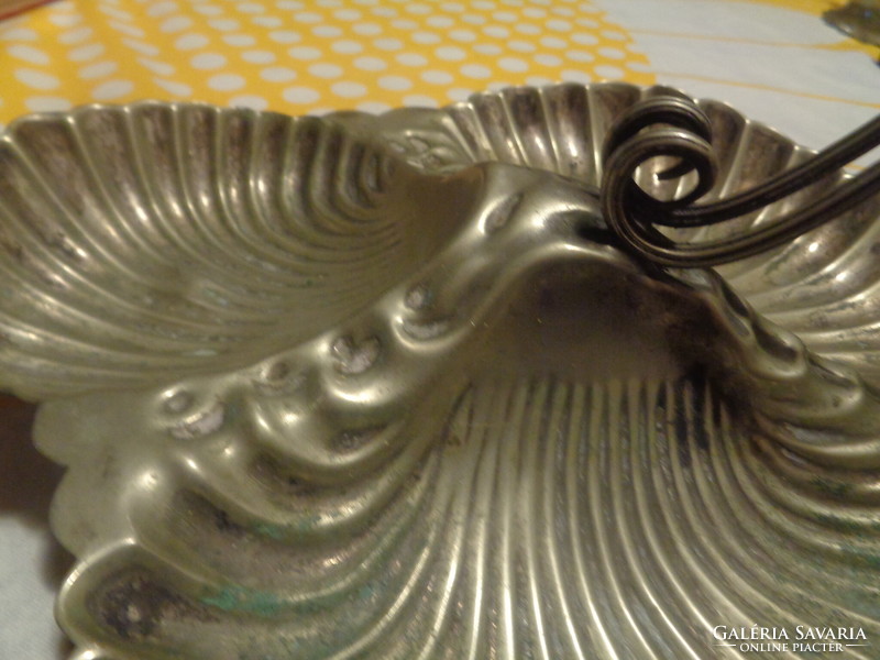 Asztal közép  - kínáló  , csiga lábakkal  , kopottas ezüstözésel  , angol jelzett , 25 cm