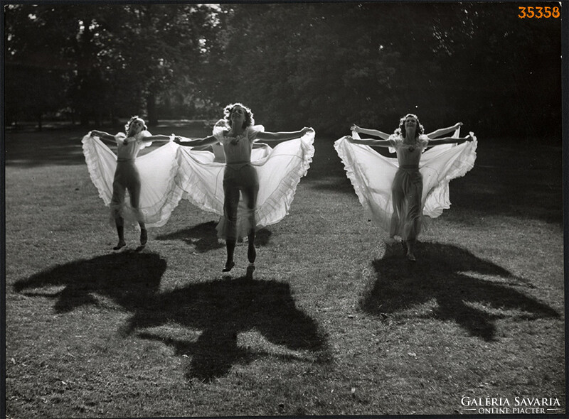 Nagyobb méret, Szendrő István fotóművészeti alkotása. Tánc az árnyékkal, 1930-as évek. Eredeti