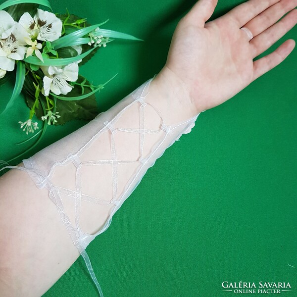 Új, egyedi készítésű, ujjra akasztható, fehér menyasszonyi hímzett csipke kesztyű